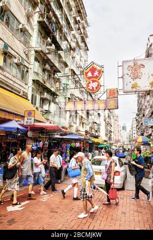 Hong Kong - 7 luglio 2017: Turisti e locali che fanno shopping sulla trafficata Fok Wing Street a Shim Shui po, Hong Kong. Soprannominato Toy Street, il vecchio quartiere Foto Stock