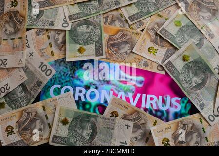 Polonia. 4th Apr, 2020. In questa foto è illustrato un centinaio di duecento banconote polacche di Zloty con sfondo coronavirus. Gli specialisti valutari sottolineano che l'indebolimento dello zloty polacco è dovuto alla forza del dollaro statunitense. Nel corso dell'ultimo mese i tassi di cambio â‚¬/PLN a circa 4.50-4.60 sono i più deboli dal 2009. Credit: Cezary Kowalski/SOPA Images/ZUMA Wire/Alamy Live News Foto Stock