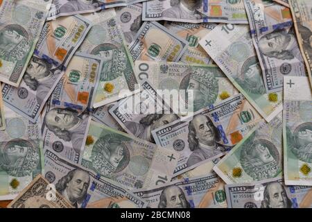 Polonia. 4th Apr, 2020. In questa illustrazione della foto un centinaio di Zloty polacco e cento banconote in dollari americani. Gli specialisti di valuta sottolineano che l'indebolimento della zloty polacca è dovuto alla forza del dollaro statunitense. Nel corso dell'ultimo mese i tassi di cambio â‚¬/PLN a circa 4.50-4.60 sono i più deboli dal 2009. Credit: Cezary Kowalski/SOPA Images/ZUMA Wire/Alamy Live News Foto Stock