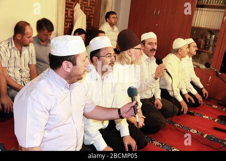 ISTANBUL, TURCHIA - 23 LUGLIO: I leader della preghiera (imam) parlano gruppi muslum il 23 luglio 2013 a Istanbul, Turchia. Foto Stock