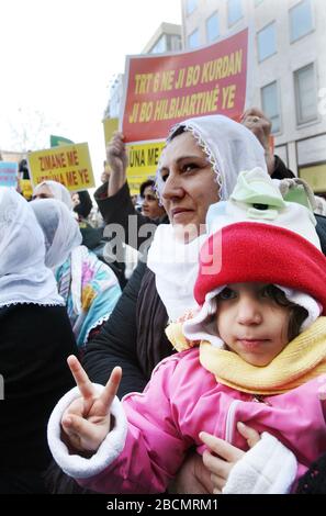 ISTANBUL, Turchia - 17 gennaio: la pace madri (turco: Baris Anneleri) è una donna movimento per i diritti civili in attivismo in piazza Galatasaray il 17 gennaio 2009 ad Istanbul in Turchia. Foto Stock