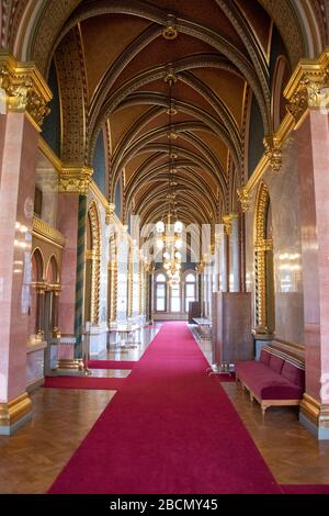 Corridoio all'interno del Parlamento. Il Palazzo del Parlamento ungherese, Budapest, Ungheria. Foto Stock