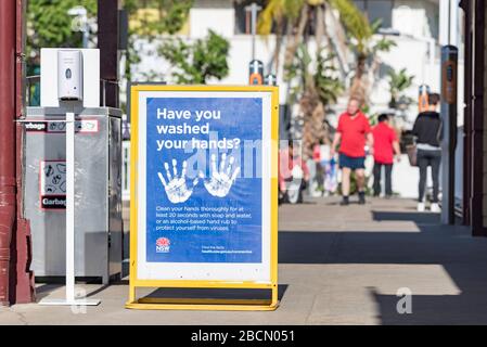 Sydney, Australia 5 aprile 2020: Un governo statale ha emesso "avete lavato le mani?" Firma e un igienizzatore per mani a spruzzo senza contatto presso la stazione ferroviaria Gordon di Sydney, nuovo Galles del Sud, Australia Foto Stock