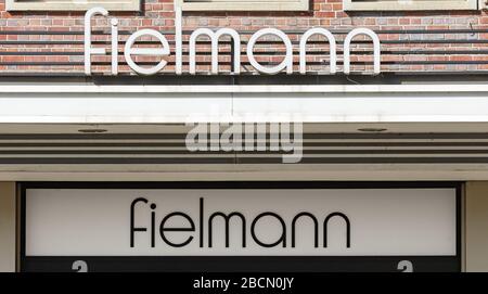 Amburgo, Germania. 04th Apr, 2020. Il logo degli ottici di Fielmann è visibile sopra una filiale sulla piazza del mercato di Eppendorf. Fielmann sta preparando il funzionamento d'emergenza delle succursali nel quadro delle restrizioni per combattere il coronavirus. Credito: Markus Scholz/dpa/Alamy Live News Foto Stock