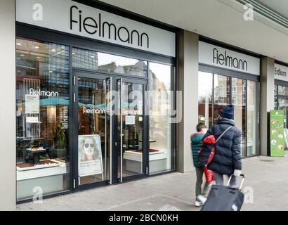 Amburgo, Germania. 04th Apr, 2020. Passerelle-a piedi oltre il ramo degli ottici di Fielmann sulla piazza del mercato di Eppendorf. Quest'ultimo sta preparando il funzionamento di emergenza delle succursali, nel quadro delle restrizioni alla lotta contro il coronavirus. Credito: Markus Scholz/dpa/Alamy Live News Foto Stock