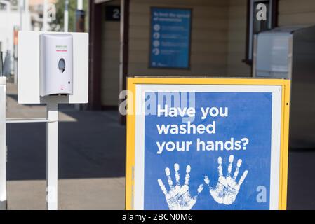 Sydney, Australia 5 aprile 2020: Un governo statale ha emesso "avete lavato le mani?" Firma e un igienizzatore per mani a spruzzo senza contatto presso la stazione ferroviaria Gordon di Sydney, nuovo Galles del Sud, Australia Foto Stock