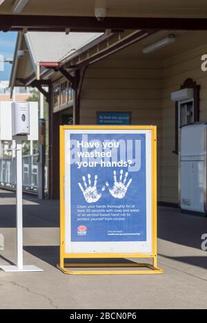 Sydney, Australia 5 aprile 2020: Un governo statale ha emesso "avete lavato le mani?" Firma e un igienizzatore per mani a spruzzo senza contatto presso la stazione ferroviaria Gordon di Sydney, nuovo Galles del Sud, Australia Foto Stock