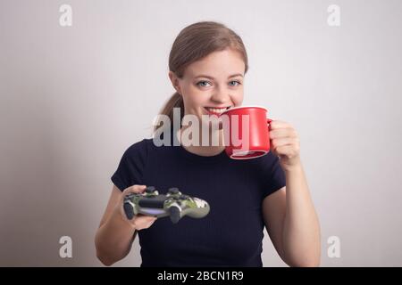 Sorridente giovane donna caucasica ragazza tenendo joystick gioco pad controller, gioco al computer. Foto Stock