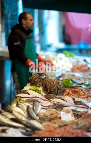 Mercato del pesce, Ponte di Rialto, Venezia, Italia Foto Stock