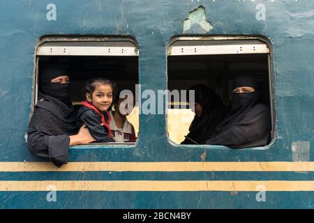 Dhaka / Bangladesh - 19 gennaio 2019: Famiglia Bangladese di donne musulmane che indossano niqab con figlie viste attraverso una finestra del treno Foto Stock