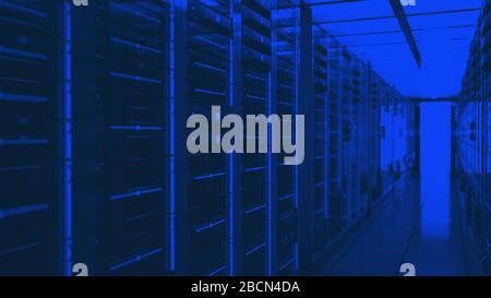 Rack server nel centro dati della sala server di sicurezza della rete di computer. 3D rende blu scuro Foto Stock