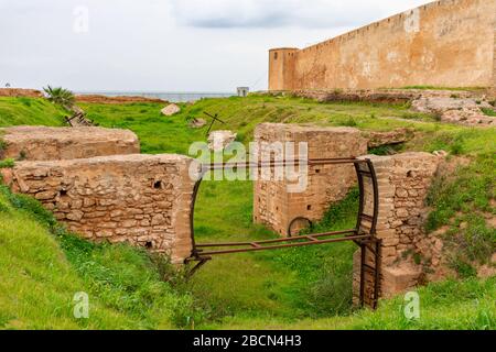 Rovine al di fuori della Kasbah degli Udayas a Rabat Marocco Foto Stock