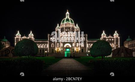 Foto notturna dell'edificio del Parlamento della Columbia Britannica nel maestoso porto interno di Victoria in Canada Foto Stock