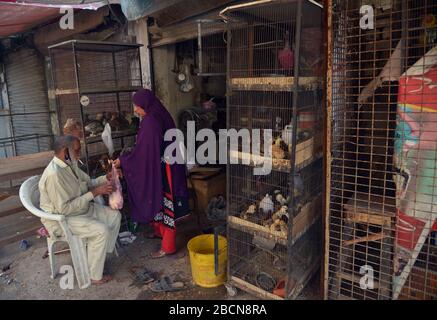 Il negoziante pakistano impegnato nel lavoro di routine durante il 12th giorno completo blocco come governo esteso a livello nazionale per più di due settimane; è una misura preventiva contro il coronavirus COVID-19 a Lahore. Il numero di decessi nel paese da COVID-19 sale a 43 e 2.768 casi confermati di coronavirus in Pakistan, come 839 pazienti a Sindh, 1133 in Punjab, 189 in Balochistan, 372 in Khyber Pakhtunkhwa, 194 in Gilgit-Baltistan, 72 a Islamabad e 12 in Azad Kashmir.Nationtally largo di casi confermati, 2.500 i decessi per coronavirus a livello globale superano i 59.000 casi, dichiarati superiori a 1 milione. (Foto di Ra Foto Stock