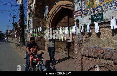 Il negoziante pakistano impegnato nel lavoro di routine durante il 12th giorno completo blocco come governo esteso a livello nazionale per più di due settimane; è una misura preventiva contro il coronavirus COVID-19 a Lahore. Il numero di decessi nel paese da COVID-19 sale a 43 e 2.768 casi confermati di coronavirus in Pakistan, come 839 pazienti a Sindh, 1133 in Punjab, 189 in Balochistan, 372 in Khyber Pakhtunkhwa, 194 in Gilgit-Baltistan, 72 a Islamabad e 12 in Azad Kashmir.Nationtally largo di casi confermati, 2.500 i decessi per coronavirus a livello globale superano i 59.000 casi, dichiarati superiori a 1 milione. (Foto di Ra Foto Stock