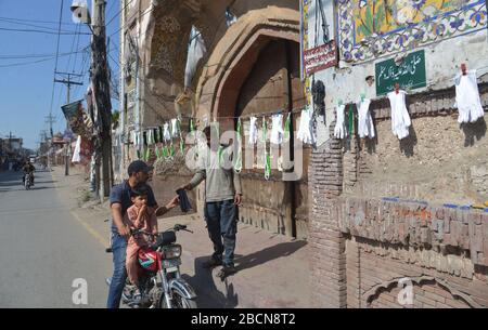 Il negoziante pakistano impegnato nel lavoro di routine durante il 12th giorno completo blocco come governo esteso a livello nazionale per più di due settimane; è una misura preventiva contro il coronavirus COVID-19 a Lahore. Il numero di decessi nel paese da COVID-19 sale a 43 e 2.768 casi confermati di coronavirus in Pakistan, come 839 pazienti a Sindh, 1133 in Punjab, 189 in Balochistan, 372 in Khyber Pakhtunkhwa, 194 in Gilgit-Baltistan, 72 a Islamabad e 12 in Azad Kashmir.Nationtally largo di casi confermati, 2.500 i decessi per coronavirus a livello globale superano i 59.000 casi, dichiarati superiori a 1 milione. (Foto di Ra Foto Stock