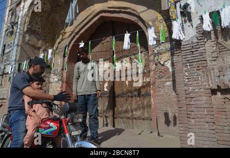 Il negoziante pakistano impegnato nel lavoro di routine durante il 12th giorno completo blocco come governo esteso a livello nazionale per più di due settimane; è una misura preventiva contro il coronavirus COVID-19 a Lahore. Il numero di decessi nel paese da COVID-19 sale a 43 e 2.768 casi confermati di coronavirus in Pakistan, come 839 pazienti a Sindh, 1133 in Punjab, 189 in Balochistan, 372 in Khyber Pakhtunkhwa, 194 in Gilgit-Baltistan, 72 a Islamabad e 12 in Azad Kashmir.Nationtally largo di casi confermati, 2.500 i decessi per coronavirus a livello globale superano i 59.000 casi, dichiarati superiori a 1 milione. (Foto di Ra Foto Stock