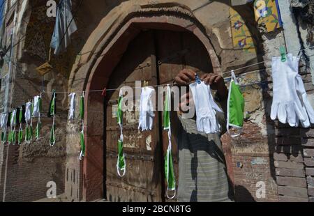 Il negoziante pakistano impegnato nel lavoro di routine durante il 12th giorno completo blocco come governo esteso a livello nazionale per più di due settimane; è una misura preventiva contro il coronavirus COVID-19 a Lahore. Il numero di decessi nel paese da COVID-19 sale a 43 e 2.768 casi confermati di coronavirus in Pakistan, come 839 pazienti a Sindh, 1133 in Punjab, 189 in Balochistan, 372 in Khyber Pakhtunkhwa, 194 in Gilgit-Baltistan, 72 a Islamabad e 12 in Azad Kashmir.Nationtally largo di casi confermati, 2.500 i decessi per coronavirus a livello globale superano i 59.000 casi, dichiarati superiori a 1 milione. (Foto di Ra Foto Stock