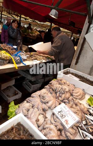 Polpo al mercato del pesce, Ponte di Rialto, Venezia, Italia Foto Stock