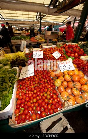 Pomodori al mercato del pesce, Ponte di Rialto, Venezia, Italia Foto Stock