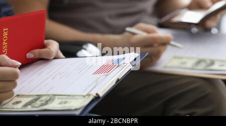 Le persone scrivono i dati del passaporto nel modulo di richiesta Foto Stock