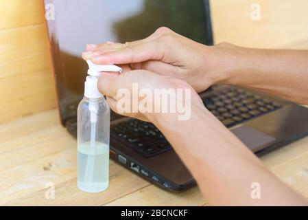 Utilizzare gel igienizzante per pulire la mano per proteggere la salute dalle malattie Foto Stock