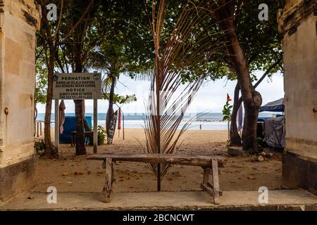 Aprile 05, 2020. Vuota popolare destinazione turistica Kuta spiaggia chiusa a causa della quarantena del virus corona. Badung, Bali, Indonesia. Foto Stock