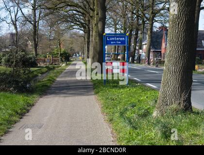 Entrando nel villaggio di Lunteren nella contea di Ede nei Paesi Bassi Foto Stock