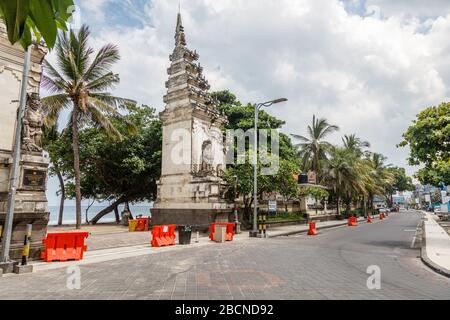 Aprile 05, 2020. Vuota popolare destinazione turistica Kuta spiaggia chiusa a causa della quarantena del virus corona. Badung, Bali, Indonesia. Foto Stock