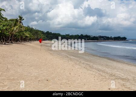 Vuota popolare destinazione turistica Kuta spiaggia chiusa a causa della quarantena del virus corona. Badung, Bali, Indonesia. Foto Stock