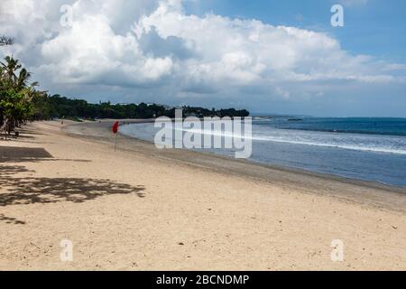 Vuota popolare destinazione turistica Kuta spiaggia chiusa a causa della quarantena del virus corona. Badung, Bali, Indonesia. Foto Stock