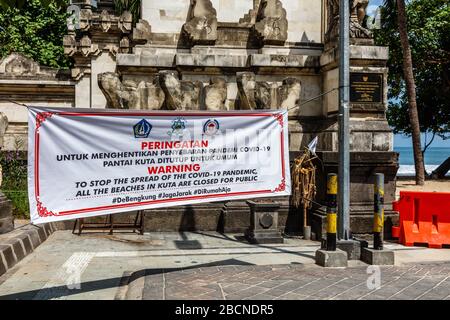 Aprile 05, 2020. Vuota popolare destinazione turistica Kuta spiaggia chiusa a causa della quarantena del virus corona. Badung, Bali, Indonesia. Foto Stock