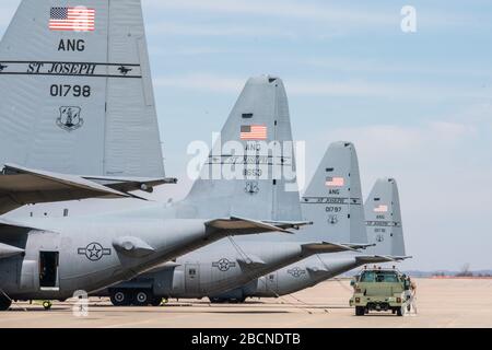 Gli aerei della U.S. Air Force C-130 Hercules, assegnati alla 180th Airlift Squadron, Missouri Air National Guard, sono parcheggiati lungo la linea di volo della Rosecrans Air National Guard base, a St. Joseph, Missouri, il 1° aprile 2020. La 139th Airlift Wing della Guardia Nazionale aerea del Missouri è composta da circa 1.100 cittadini-uomini provenienti da comunità locali in tutta la regione. L'unità gestisce il C-130H Hercules Cargo Aircraft e ha una duplice missione nello stato del Missouri e del governo federale. (STATI UNITI Foto Air National Guard di Tech. SGT. Patrick Evenson) Foto Stock