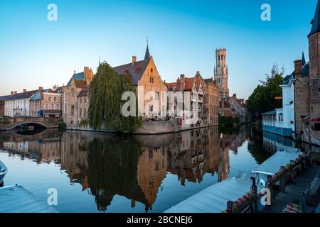 Bruges, Belguim - edifici medievali lungo il fiume della città Foto Stock