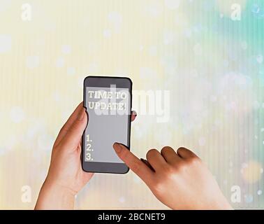 La scrittura della nota che mostra il tempo di aggiornamento. Il concetto di business per questo momento giusto per fare qualcosa di più moderno Foto Stock