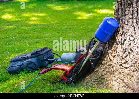 Equopment di una troupe di notizie in un parco lasciato in erba durante la presa intervista Foto Stock