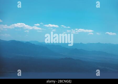 Silhouette di montagna al mattino presto misty. Panorama di montagne crinale. Bellissimo paesaggio naturale Foto Stock