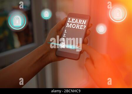 La scrittura della nota mostra ulteriori informazioni domanda. Il concetto di business per acquisire conoscenze o abilità a studiare la pratica Foto Stock