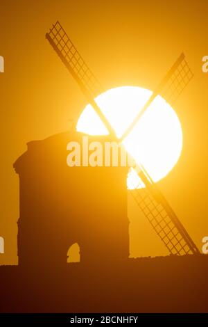 Il sole sorge su Chesterton Windmill nel Warwickshire. Foto Stock