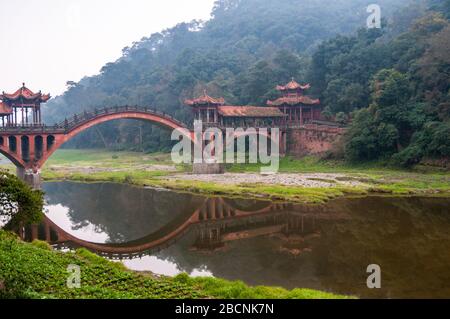 Il ponte ad arco in pietra Zhuoying vicino al Grande Buddha di Leshan nella provincia cinese di Sichuan. Foto Stock