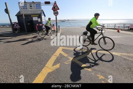 Sandbanks, Poole, Regno Unito. 4th aprile 2020. La maggior parte delle persone ha ascoltato gli avvertimenti di rimanere lontano da Sandbanks e spiagge lungo la costa di Poole e Bournemouth durante il periodo di blocco pandemico di Coronavirus COVID-19. I funzionari del Consiglio e la polizia Dorset temevano che il clima caldo e soleggiato tentasse la gente a floccare alla spiaggia. Il traghetto da Sandbanks a Shell Bay attraverso la foce del porto di Poole ha smesso di trasportare ciclisti, pedoni e moto durante il blocco per scoraggiare un gran numero di persone che cercano di raggiungere le spiagge di Studland dove tutti i parcheggi sono stati anche clos Foto Stock