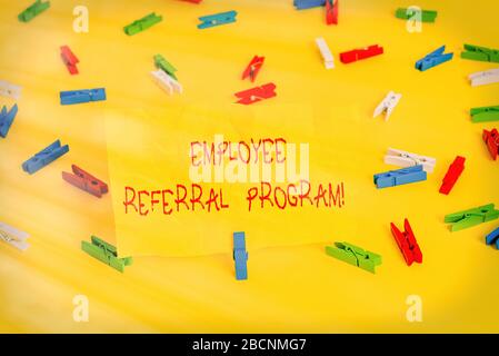 La grafia la scrittura di testo Employee Referral Program. Foto concettuale di reclutamento interno metodo impiegato da organizzazioni clothespin colorato papers e Foto Stock