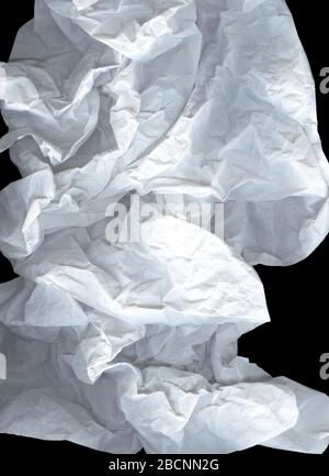 Grande nuvola leggera ed elegante di carta stropicciata su sfondo nero. Sfondo bianco e grigio con carta stropicciata. Carta schiacciata, increspata e. Foto Stock