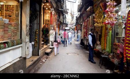 DELHI, INDIA - 11 MARZO 2019: Camminando lungo un vicolo nel distretto del mercato di nozze di chandni Chowk Foto Stock