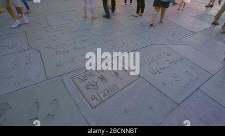 Le impronte e le impronte sul pavimento del Chinese Theatre a Hollywood - LOS ANGELES, CALIFORNIA - 21 APRILE 2017 - fotografia di viaggio Foto Stock