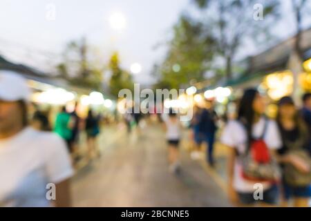 Persone sfocate a piedi nel mercato all'aperto Chatuchak JJ per lo shopping Foto Stock