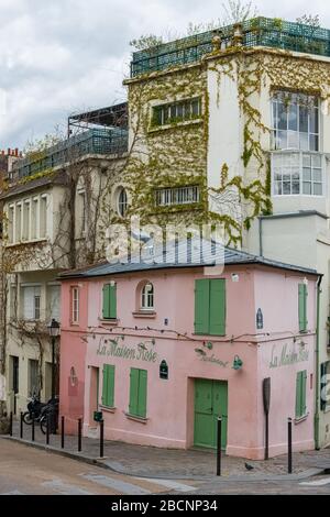 Parigi, Francia, famosa casa rosa a Montmartre, in una strada tipica Foto Stock