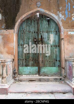 vista frontale di un'antica porta a naughara nel quartiere chandni chowk della vecchia delhi Foto Stock