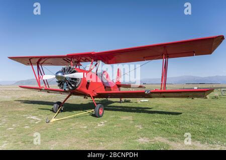 TWIZEL, NUOVA ZELANDA - Novembre 28 2019: Vecchio biplano rosso al campo d'aviazione di Pukaki, girato in luce di primavera il 28 2019 novembre a Twizel, Canterbury, Sou Foto Stock