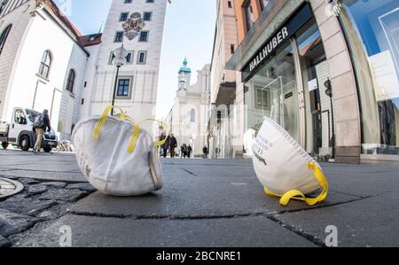 Monaco, Baviera, Germania. 1st Apr, 2020. Le maschere protettive 3M scartate sono ora una vista comune, come queste a Marienplatz di Monaco. Le autorità tedesche sostengono che Trump ha personalmente confiscato una spedizione di maschere a Bangkok che sono state allocate da 3M per la Germania. Credit: Sacelle Babbar/ZUMA Wire/Alamy Live News Foto Stock